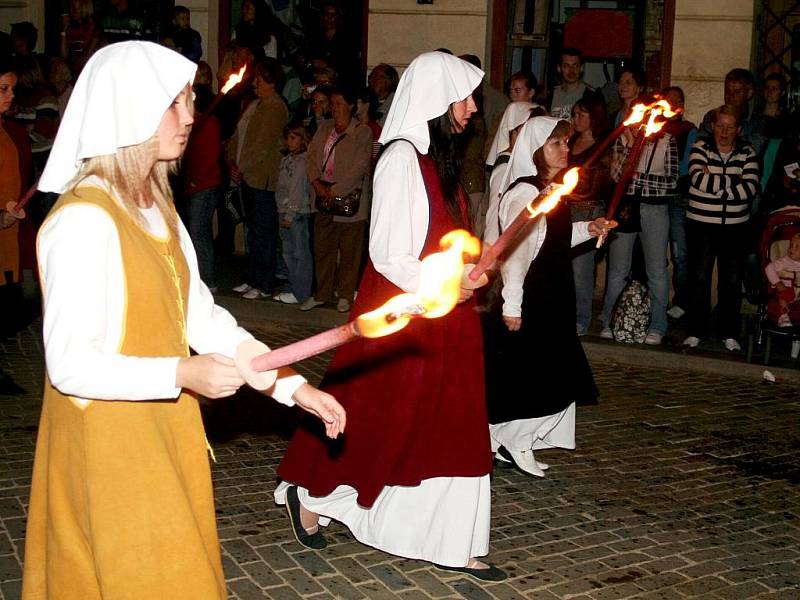 Noční průvod si v první den Znojemského historického vinobraní nenechaly ujít tisíce lidí.