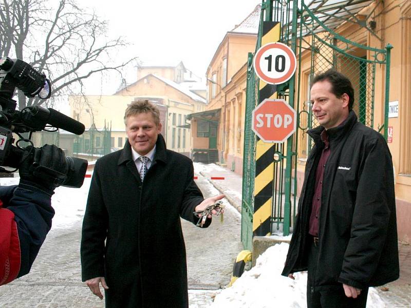 Starosta Znojma Zbyšek Kaššai převzal od ředitele pivovaru Starobrno Tomáše Pluháčka klíče od znojemského pivovaru.