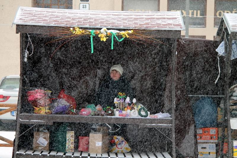 Velikonoční trhy letos připomínají trochu ty vánoční. Jakoby měl advent teprve přijít.