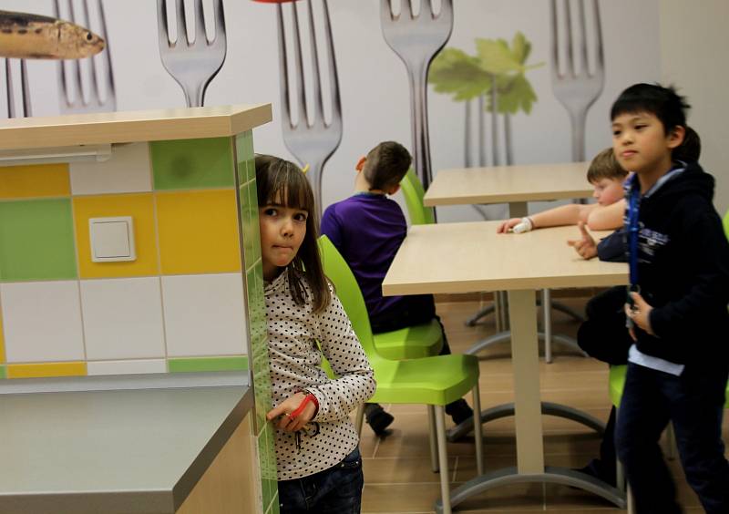 Děti navštěvující znojemskou základní školu JUDr. Mareše mají k dispozici novou a moderní cvičnou kuchyni.