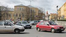 Znojmo se v pondělí proměnilo ve velký dopravní špunt. Kvůli opravám a uzavírkám se ve městě tvořily dlouhé kolony.