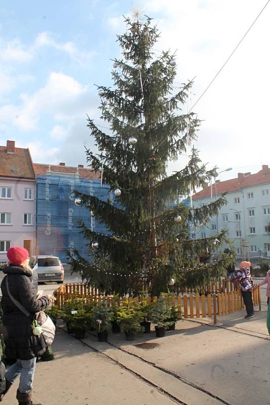 Známý zpěvák Petr Kolář zazpíval v centru Moravského Krumlova na akci Pohádkové Vánoce.