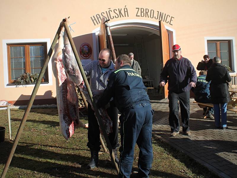 První obecní zabijačku uspořádali v sobotu v Boskovštejně. Organizace se ujali tamní hasiči.