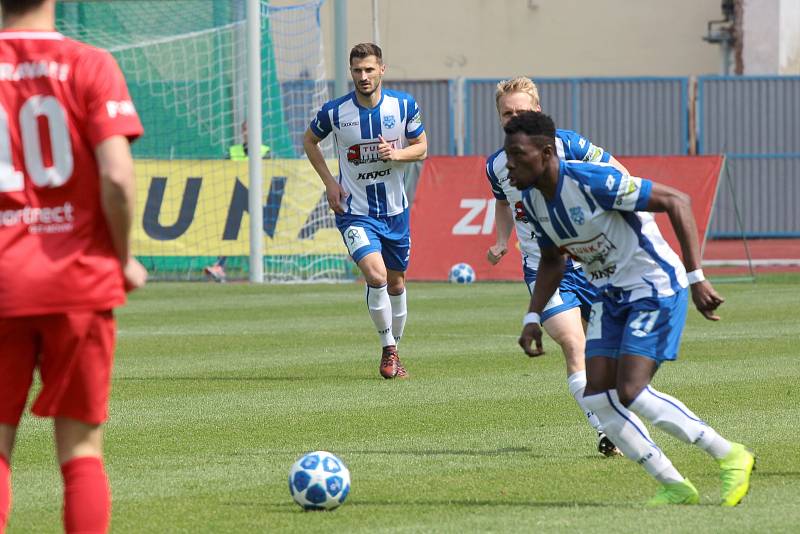 Druholigoví fotbalisté Znojma (v bílomodrých dresech) podlehli v předposledním kole letošní sezony F:NL na domácím hřišti celku MFK Vítkovice 0:3.