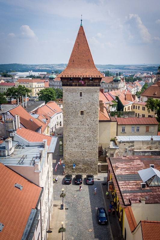 Kolárovu ulici pod Vlkovou věží ve Znojmě čeká rekonstrukce. Památku budou moci lidé nově obejít.