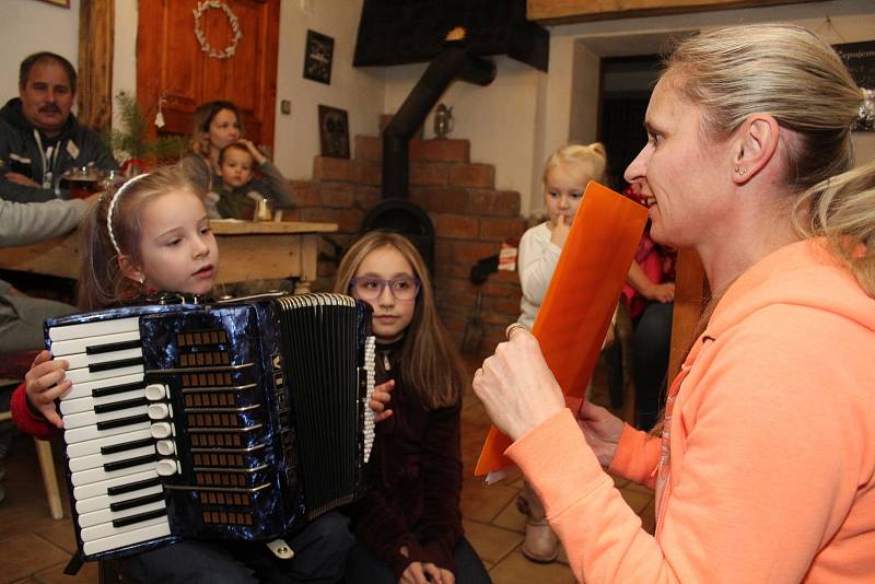 V Hospůdce U Alky ve znojemské příměstské části Hradiště se letos při zpěvu koled poprvé sešla asi třicítka lidí včetně malých dětí.
