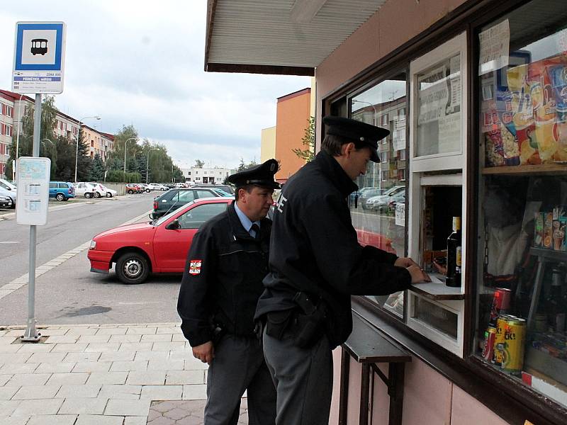 Při kontrole stánku na znojemském sídlišti v Příměticích objevili ve čtvrtek policisté vystavený tvrdý alkohol. Prodavačku jen poučili, že ho nesmí prodávat a informovali ji o nebezpečném alkoholu.