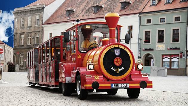 Turistický vláček ve Znojmě. V sezoně 2020 vyjede s měsíčním zpožděním kvůli koronaviru až na konci května.