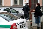 Policejní zásah v domě, kde sídlí Znojemský týden. Kriminalisté a další policisté vynášejí z domu ve Slovenské ulici důkazy.