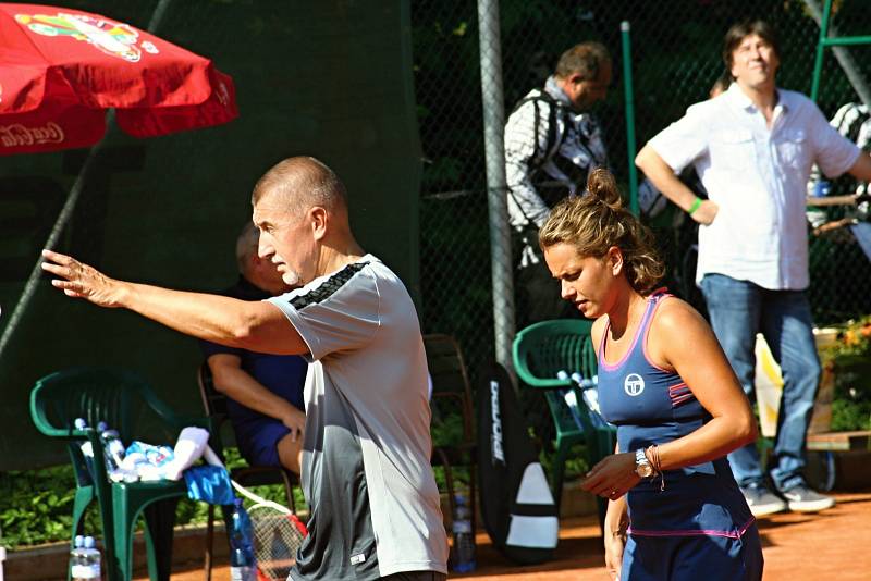 Tenistka Petra Kvitová zavítala v sobotu do Znojma, aby sehrála exhibiční zápas s Barborou Strýcovou a ministrem financí Andrejem Babišem.