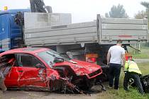 K havárii červeného Audi A4 vyjížděli na málo frekventovanou silnici mezi Dyjákovičkami a Ječmeništěm znojemští policisté a záchranka v sobotu ráno.