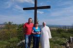 Kříž na vrchu v lokalitě Šidlovy skalky postavili Olbramovičtí společně.