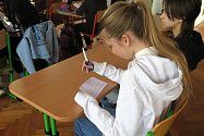 Porozumění textu je jedna z dílčích složek přijímacích zkoušek. Podle údajů Deníku v ní žáci ZŠ Blížkovice vynikají. Takto vypadá příprava na tuto část přijímaček - žáci rozstříhají jednotlivé věty a dávají je do souvislosti.