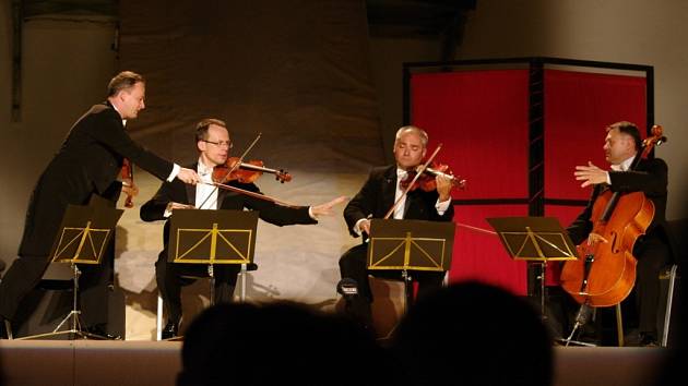 Polský kvartet bravurních hudebních bavičů MOZart group ve znojemském Louckém klášteře.