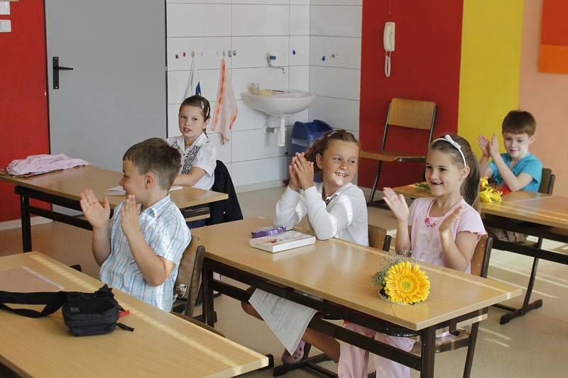 Také prvňáčci ze Základní školy Pražská ve Znojmě dostali 26. června ráno své první vysvědčení.