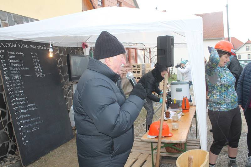 Velká zábava, ale i čtvrthodinová dřina. Ženská skupina Hujer 4 z Ostravy se zúčastnila recesistické akce Kopání písku pro Vídeň už počtrvté.