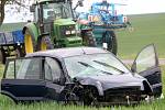 Nedaleko Dobelic se srazilo osobní auto s traktorem.