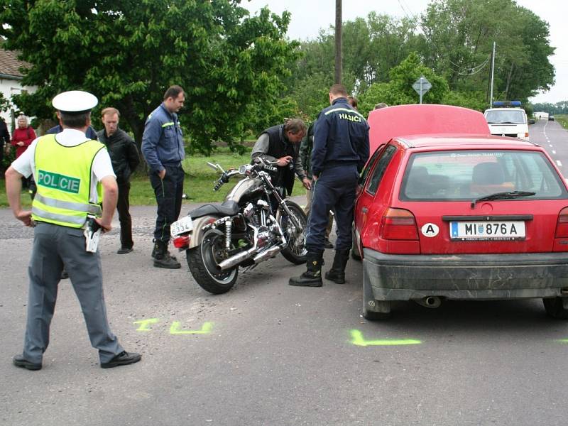 Při nehodě v Hevlíně zemřel motorkář