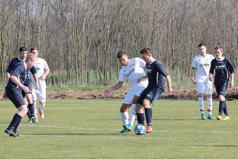 Díky proměněné penaltě porazili hrabětičtí fotbalisté (v bílém) B-tým Horních Kounic 1:0.