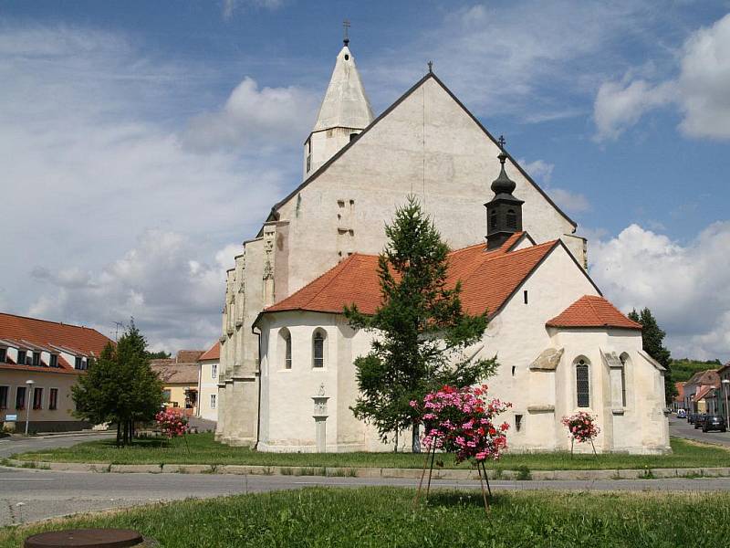 Dominantou Hnanic je kostel svatého Wolfganga se studniční kaplí.