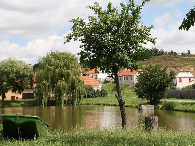 Obecní rybník slouží jako víceúčelová nádrž.