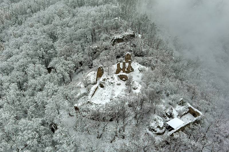 Zřícenina Templštejn pod prvním sněhem.