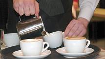 Dvanáct baristů ze tří škol soutěžilo ve Znojemské Besedě v soutěži v přípravě kávy Coffee star. 