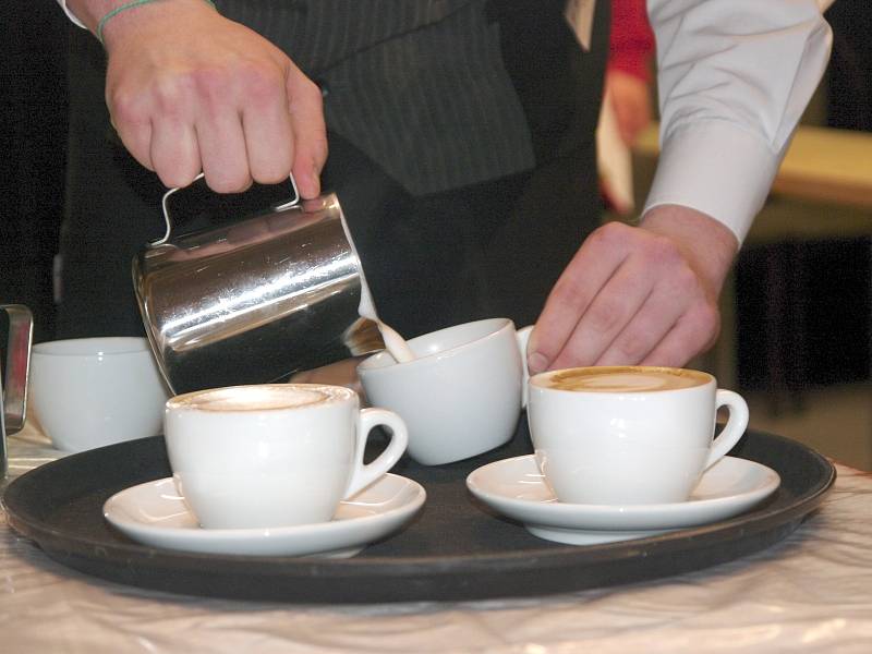 Dvanáct baristů ze tří škol soutěžilo ve Znojemské Besedě v soutěži v přípravě kávy Coffee star. 