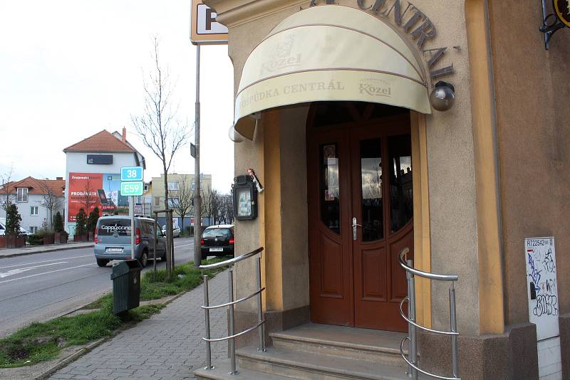 Zavřeno hlásí například znojemská restaurace Centrál.