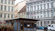 Část opozice chce po vedení Znojma, aby nechalo odstranit dřevěný stánek na historickém náměstí.
