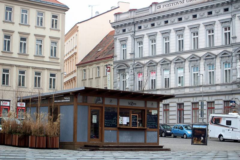 Část opozice chce po vedení Znojma, aby nechalo odstranit dřevěný stánek na historickém náměstí.