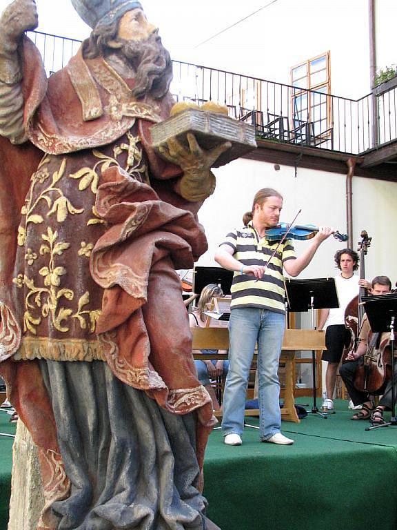 Šporcl zkoušel na večerní koncert. 