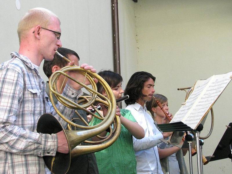 Šporcl zkoušel na večerní koncert. 