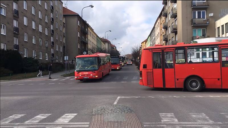 Se zesnulým kolegou se řidiči autobusů ve Znojmě rozloučili autobusovou jízdou s jeho fotografií za sklem a nápisem Sbohem Tondo.