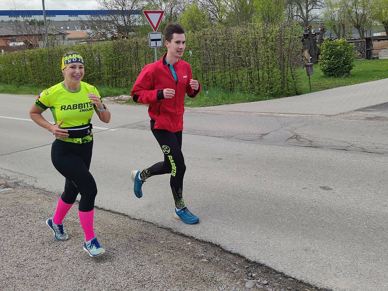 Znojmačka Irena Šinkovič dva roky po sobě trénovala na Pražský maraton, který se loni ani letos nekonal. Běžkyně proto 42kilometrovou trať absolvovala doma na Znojemsku.