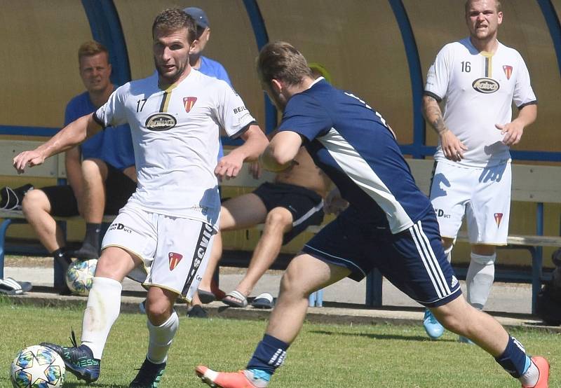 Fotbalisté Tasovic (v bílém) prohráli v sobotu na hřišti Břeclavi 0:2. První branku dostali už v úvodní minutě. Foto: Jaroslav Kicl