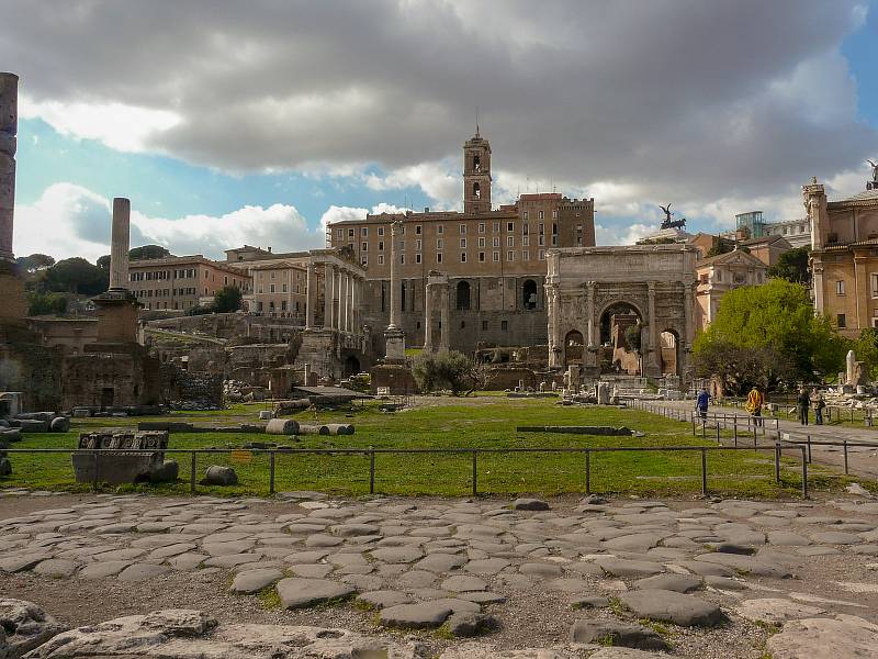 Pohled přes Forum Romanum ke Kapitolinu.
