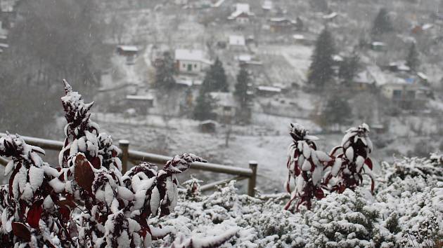 Obyvatelé Znojma se v sobotu 19. listopadu probudili do zimní nálady. Město pokryl sněhový poprašek.