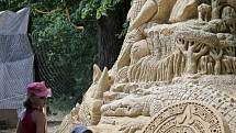 Z dvou set padesáti tun písku vytvořili umělci v čele s mladým sochařem Michalem Olšiakem řadu mohutných soch poblíž podniku Rumburak u Bítova. Motivy soch pochází z různých kontinentů. Výstava nese příznačné jméno: Písečný svět.