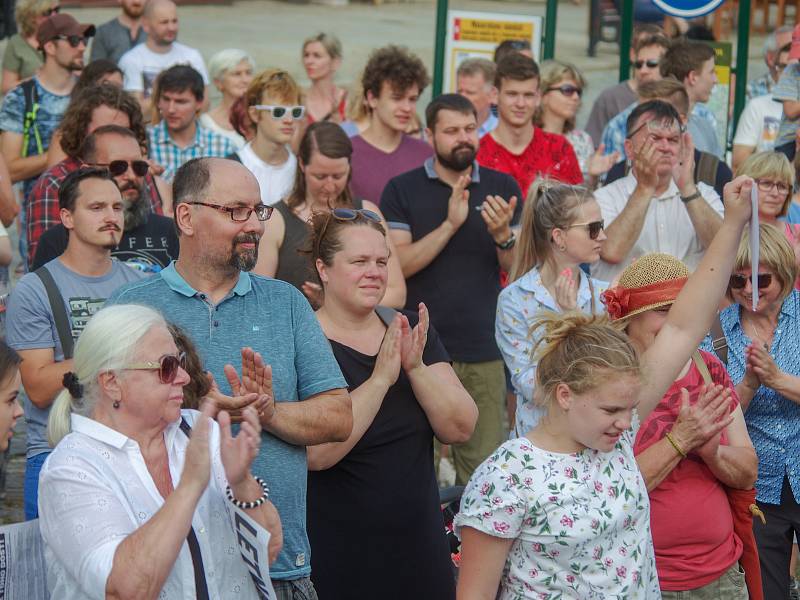 Na podporu požadavků spolku Milion chvilek pro demokracii a proti premiérovi Andrej Babišovi se na demonstraci ve Znojmě na Masarykově náměstí sešly v úterý přes dvě stovky lidí.