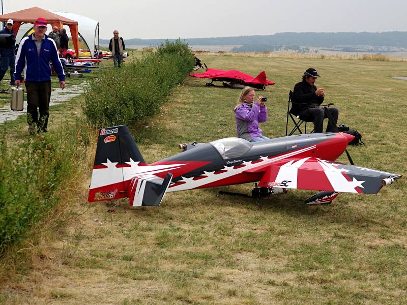 Pětašedesát pilotů ze sedmnácti zemí se o víkendu utkalo o medaile evropských šampionů v akrobacii obřích leteckých modelů.