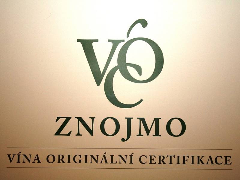 Znojemští vinaři získali jako první v zemi právo používat k označení svých vybraných odrůdových vín certifikát VOC, neboli Vína originální certifikace.