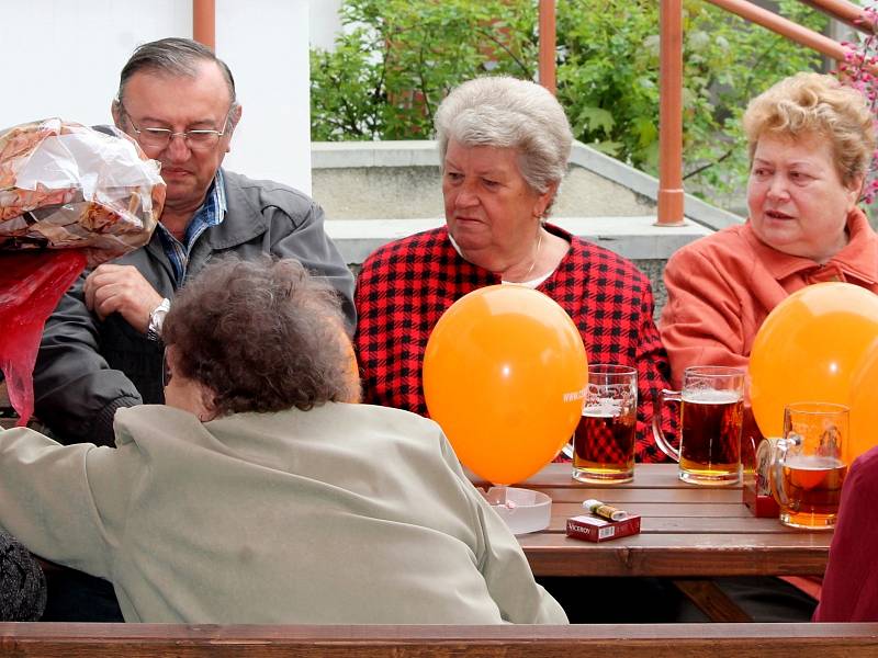 Sociální demokracie slavila 1. máj tradičně na zahradě hospody Lidového domu. Pilo se pivo za deset korun a hrála živá huda.