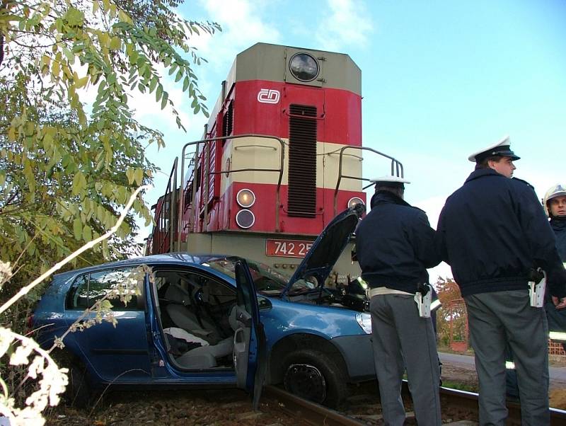 Vážná dopravní nehoda se stala před osmi roky na přejezdu mezi Znojmem a Kuchařovicemi.