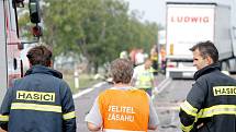 Na silnici číslo I/53 mezi Znojmem a Brnem se nedaleko Lechovic srazilo osobní auto s kamionem. Následky byly fatální. Jednasedmdesátiletý řidič následkem srážky zemřel. Řidič kamionu vyvázl bez zranění.