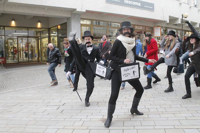 Silly Walk, neboli švihlý pochod, zažily v úterý historicky poprvé ulice Znojma. Díky studentům.