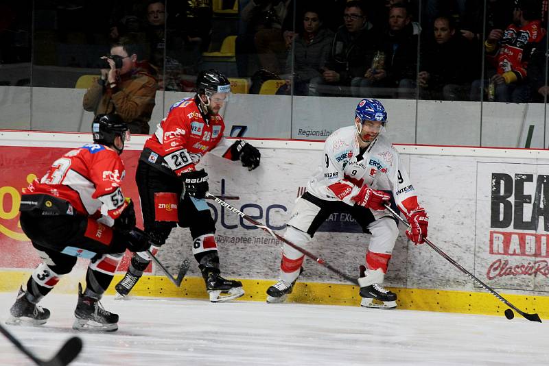 Hokejisté Znojma (v červeném) v posledním duelu nadstavby soutěže EBEL nestačili na celek Innsbrucku.