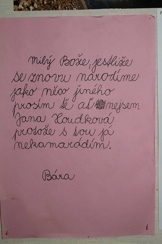 Vzkazy dětí Pánu Bohu vystavuje v Mikulášském kostele ve Znojmě děkan Jindřich Bartoš.