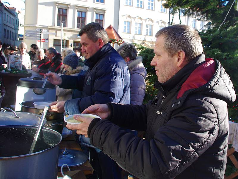 Sedmá znojemská Štědrovka přilákala stovky lidí a pro znojemskou charitu přinesla 25 tisíc korun.