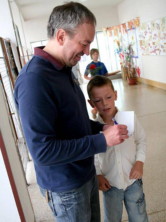 Vysvědčení dostali žáci na Slovenské od znojemských hokejistů. 